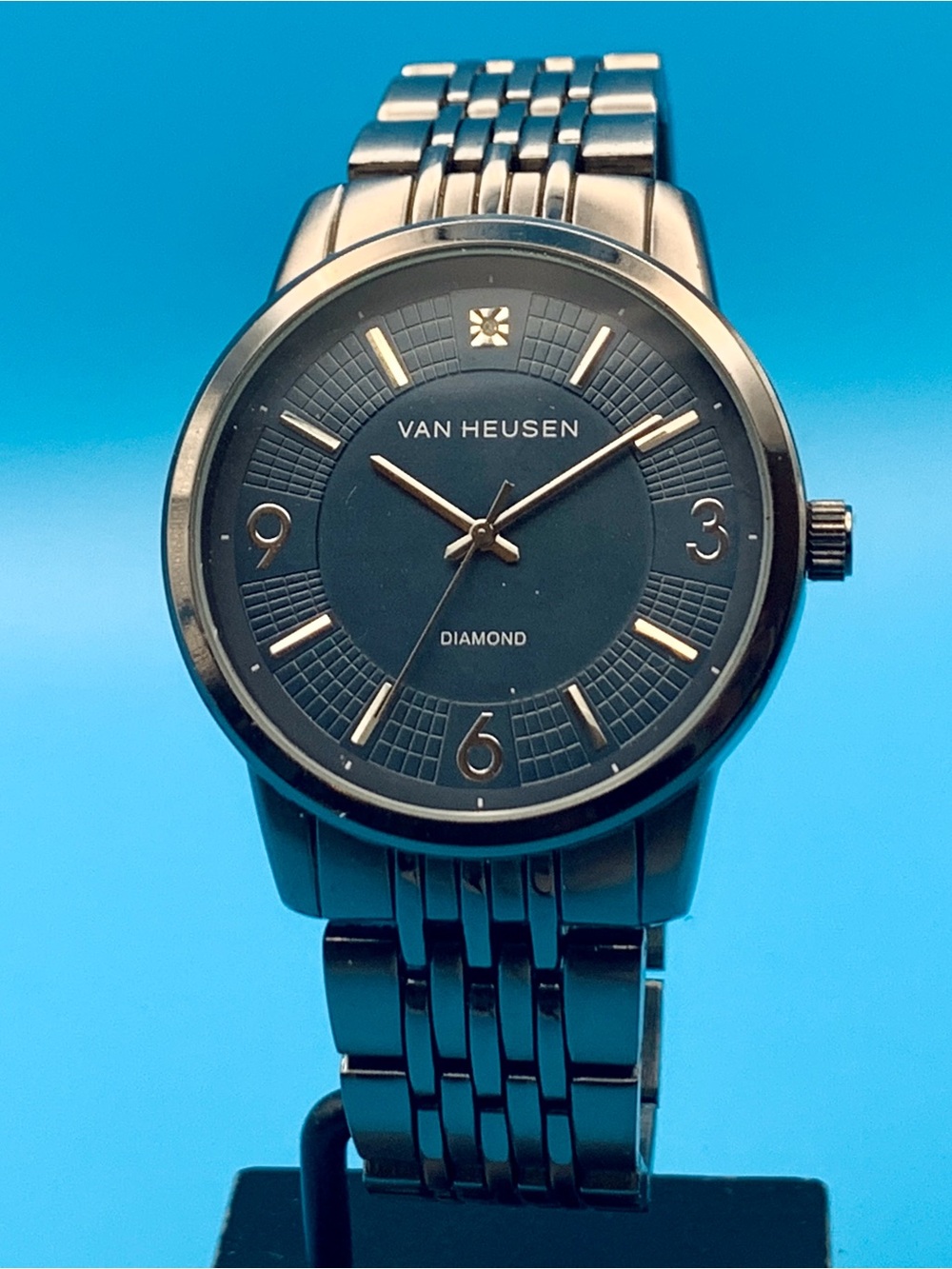 VAN HEUSEN By ACCUTIME Fashion Quartz Wristwatch Diamond Working New Battery